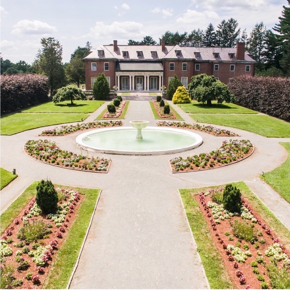 Manor Guests have arrived! Come play! 🌳💎⛲️ - Picture 8 of 13